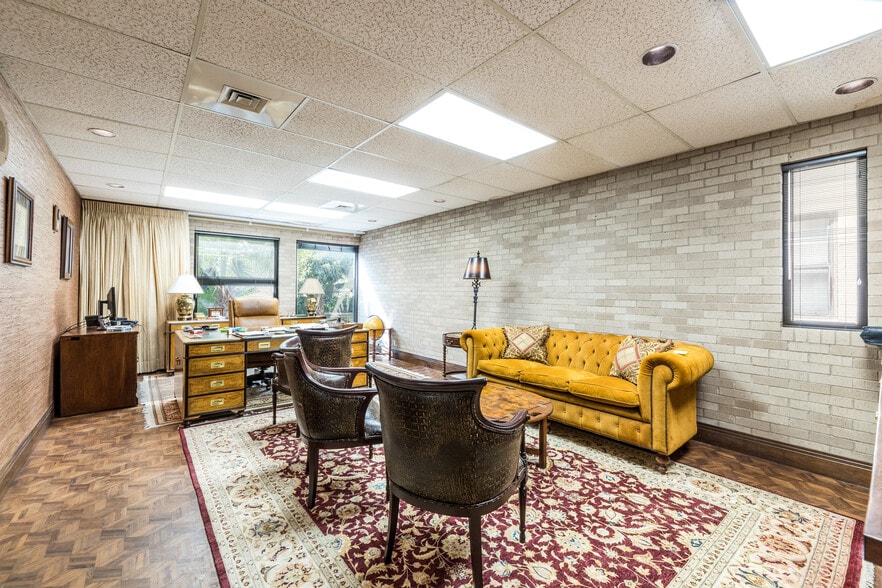 More Photos Of 208 E Houston St, Beeville Office For Sale