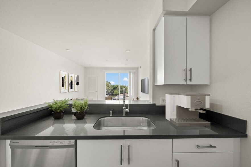 More Photos Of 3518 Chesapeake Ave, Los Angeles Apartments For Sale