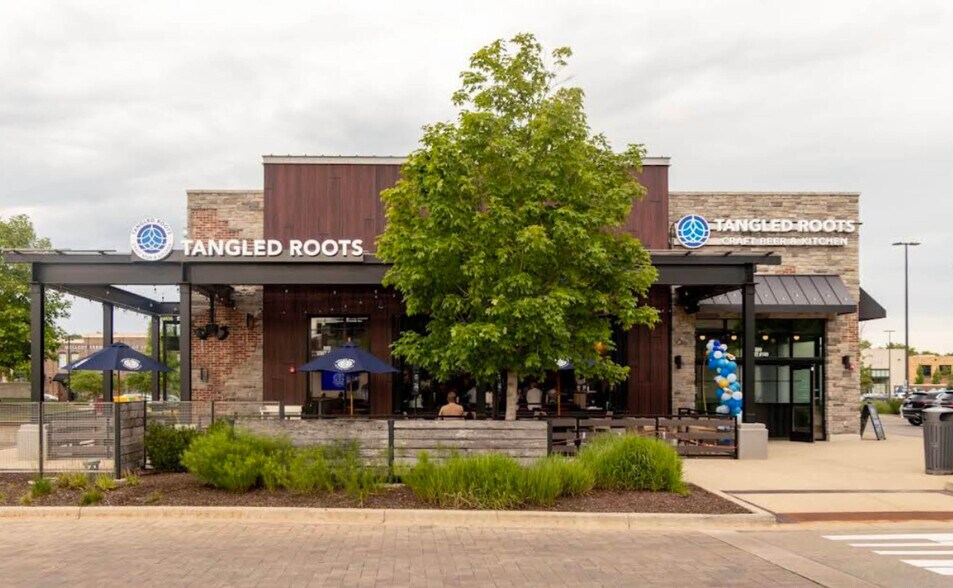 Primary Photo Of 899-913 N Milwaukee Ave, Vernon Hills Restaurant For Lease