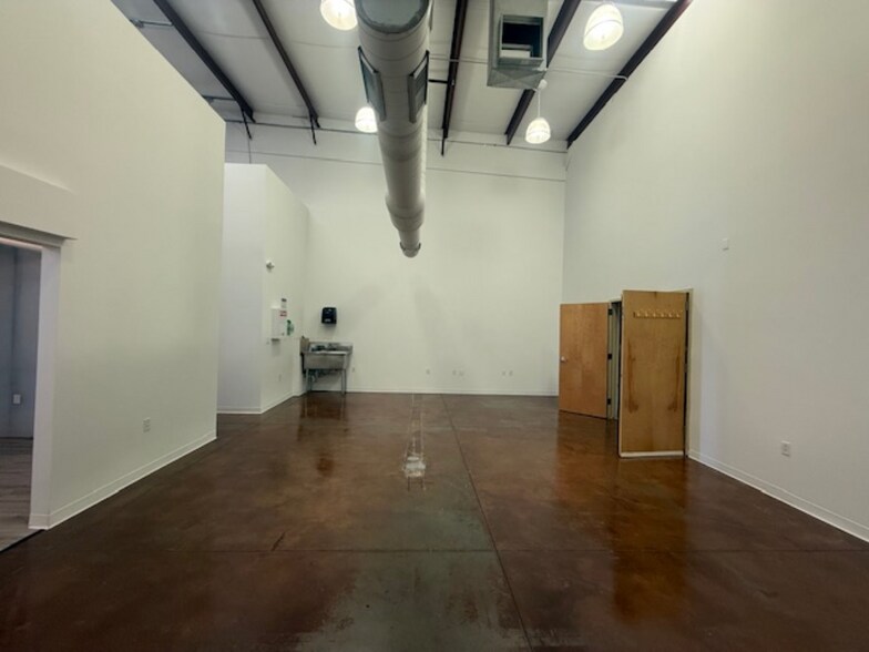 More Photos Of 2420 Midtown Plz NE, Albuquerque Warehouse For Lease