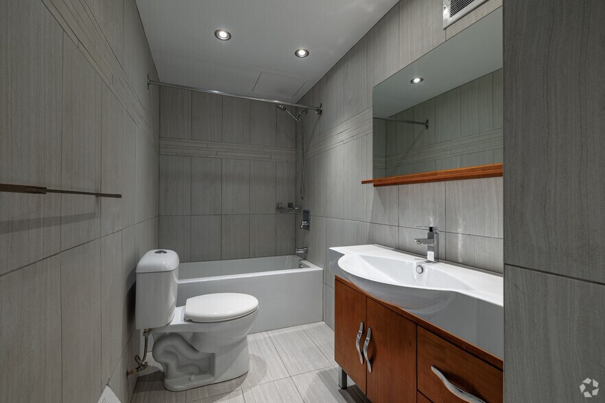 More Photos Of 1400 Av Des Pins O, Montréal Apartments For Sale