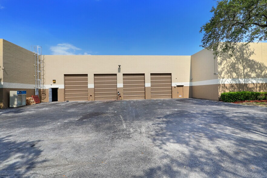 More Photos Of 5751-5753 Miami Lakes Dr, Miami Lakes Warehouse For Lease