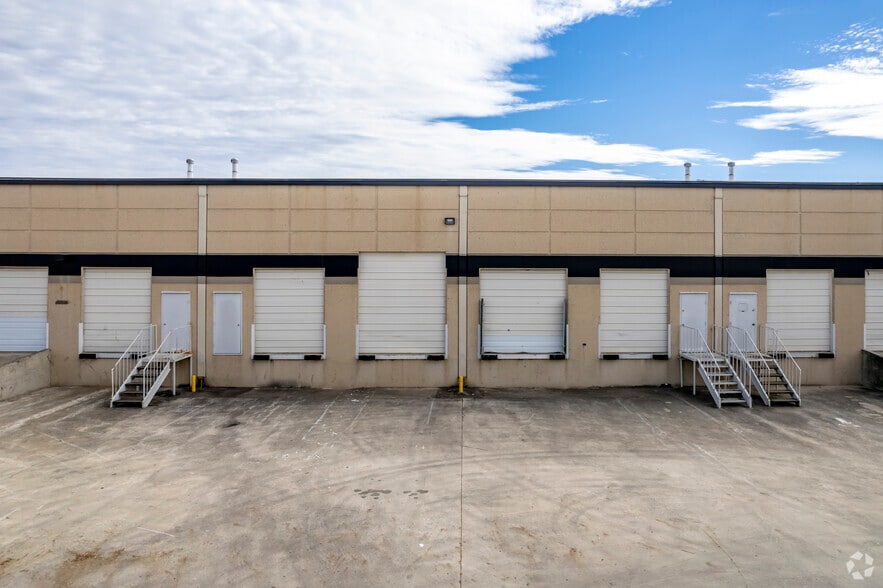 More Photos Of 5600-5624 Randolph Blvd, San Antonio Unknown For Lease