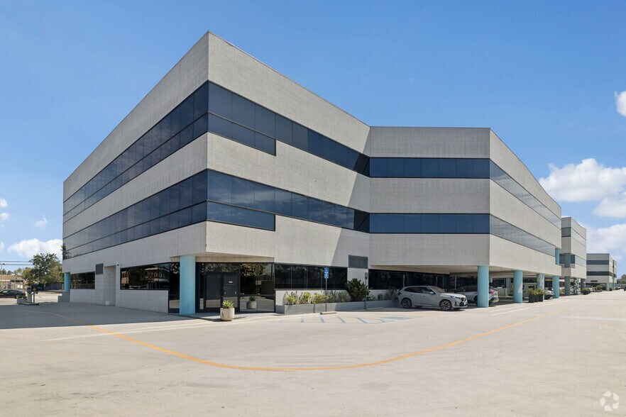 More Photos Of 6345 Balboa Blvd, Encino Unknown For Lease