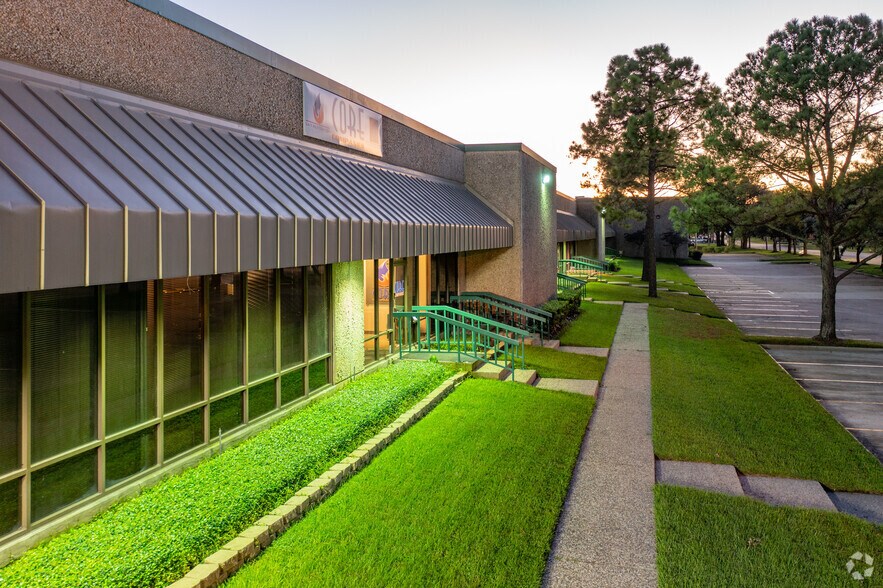 More Photos Of 467-487 W 38th St, Houston Warehouse For Lease