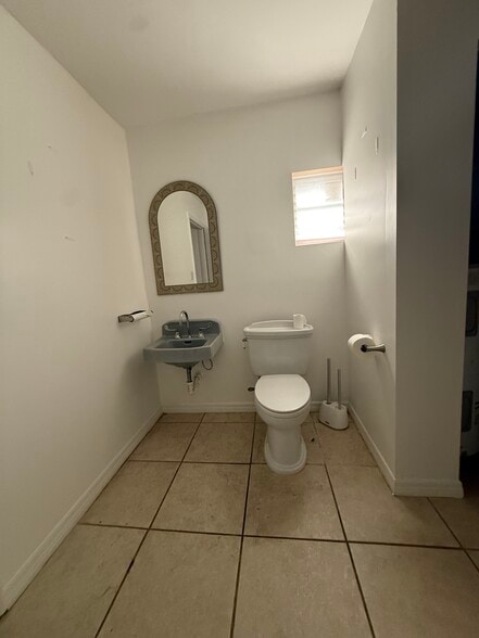 More Photos Of 1657 20th St, Vero Beach Office For Lease