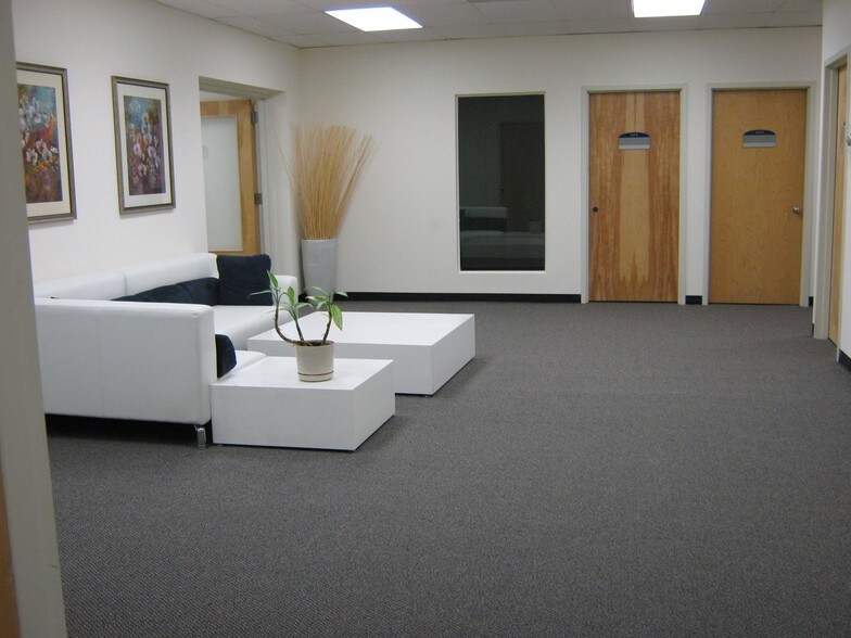 More Photos Of 76 Progress Dr, Stamford Research And Development For Lease