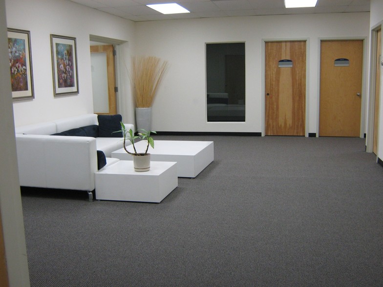 More Photos Of 76 Progress Dr, Stamford Research And Development For Lease