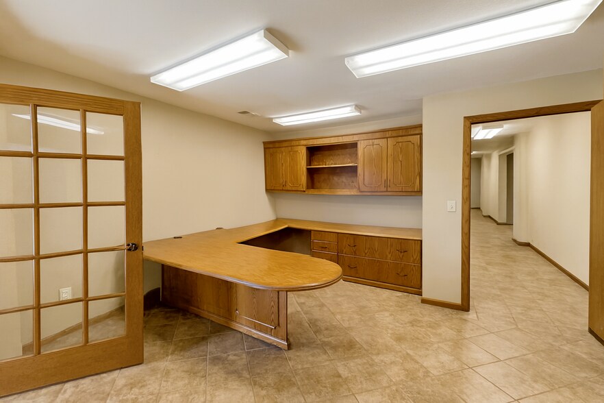 More Photos Of 19 Central ave, Elbow Lake Office For Sale