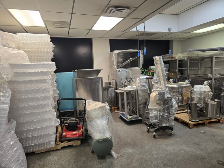 More Photos Of 2405 W Ardmore Ave, Chicago Industrial For Sale