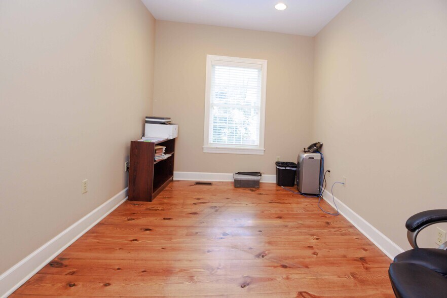 More Photos Of 106 N Alexander Ave, Washington Office For Sale