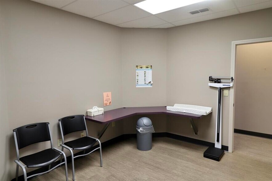 More Photos Of 1203 E College St, Brownsville Medical For Sale