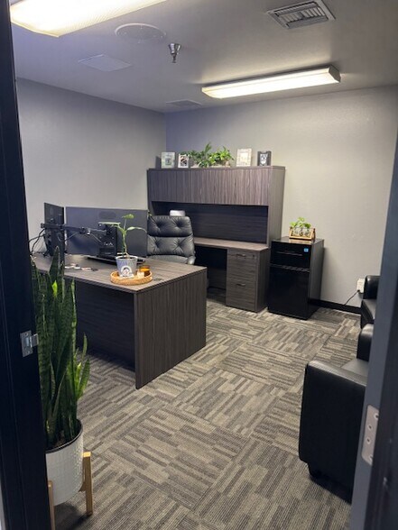 More Photos Of 2906 E Coronado St, Anaheim Warehouse For Lease