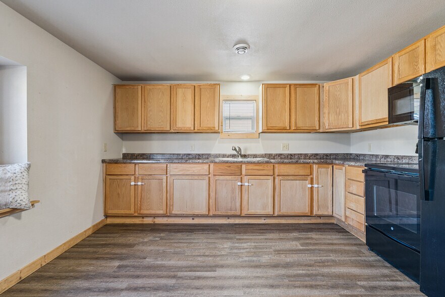 More Photos Of 106 1st Ave NW, Waukon Flex For Sale