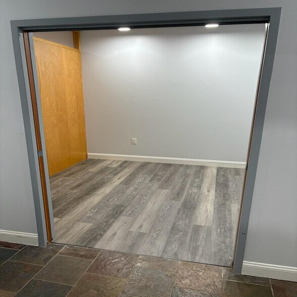 More Photos Of 12777 Abbey Rd, North Royalton Warehouse For Lease