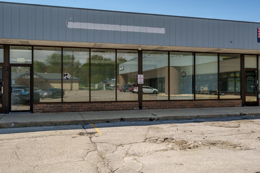 More Photos Of 3702-3748 N Main St, Rockford Storefront For Lease