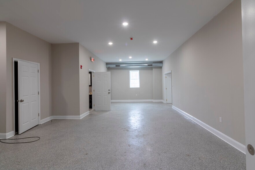 More Photos Of 2613 W Hunting Park Ave, Philadelphia Light Distribution For Lease