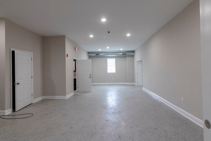 More Photos Of 2613 W Hunting Park Ave, Philadelphia Light Distribution For Lease