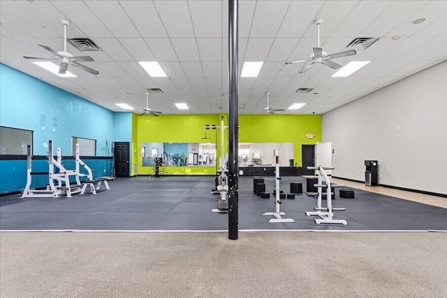 More Photos Of 15043 Main St, Alachua Showroom For Sale