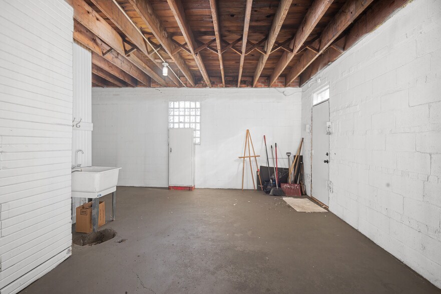 More Photos Of 10118 Eagle St, Dearborn Industrial For Sale