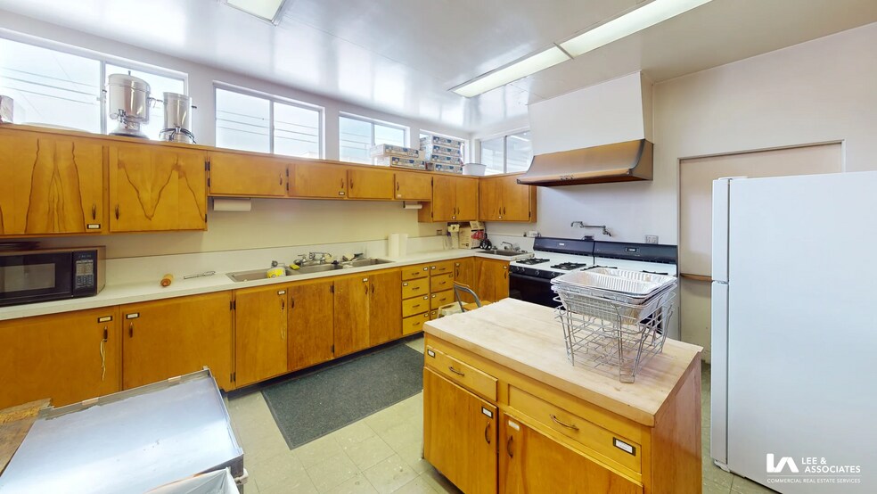 More Photos Of 3525 Elm Ave, Long Beach Showroom For Sale