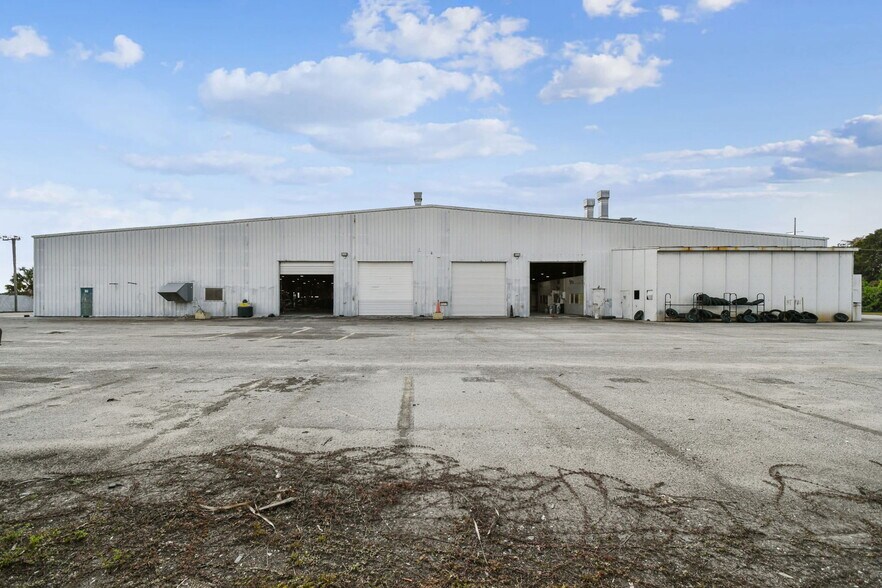 More Photos Of 4811 W Sligh Ave, Tampa Warehouse For Lease