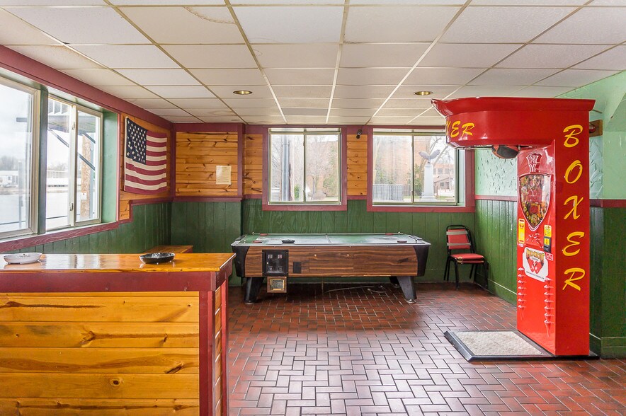 More Photos Of 318 W North Water St, New London Bar For Sale