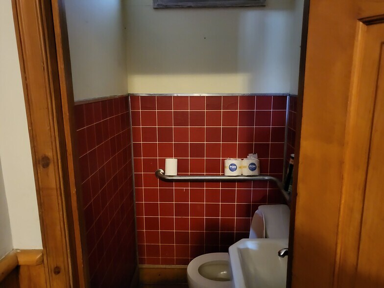 More Photos Of 212 S Broad St, Gastonia General Retail For Sale