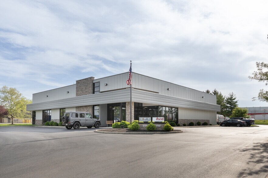 More Photos Of 3737-3757 Parkway Ln, Hilliard Showroom For Lease