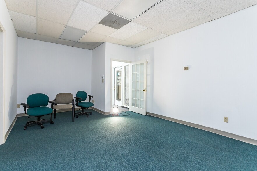 More Photos Of 2900 W Park Row Dr, Pantego Office For Sale