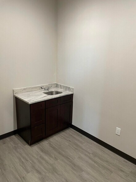 More Photos Of 450 Hawkins Run, Midlothian Medical For Sale