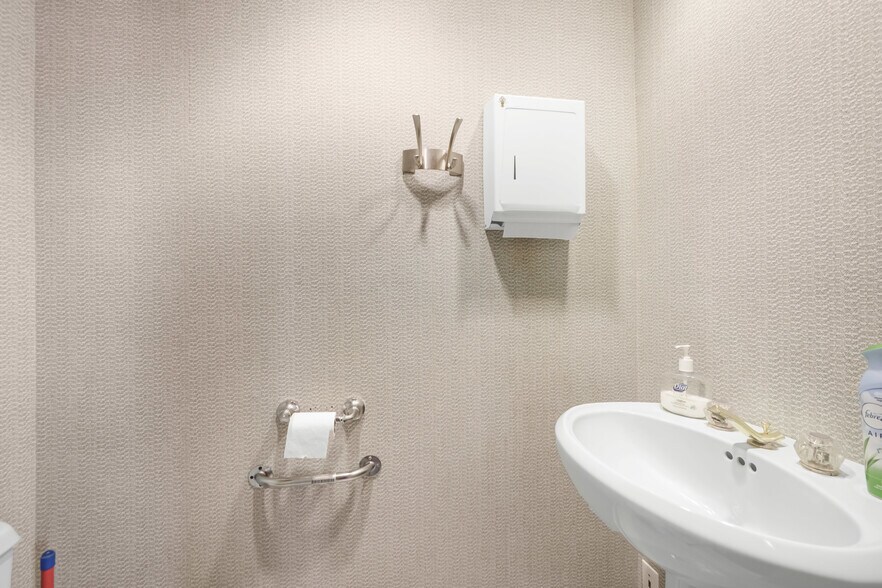 More Photos Of 385 S Maple Ave, Glen Rock Medical For Lease