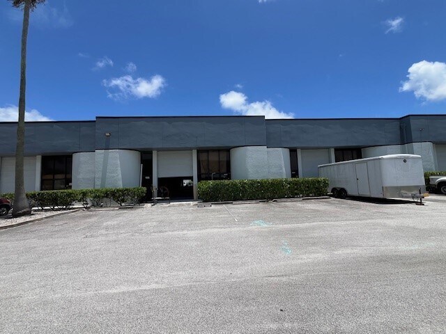 More Photos Of 2801-2847 SE Monroe St, Stuart Warehouse For Lease