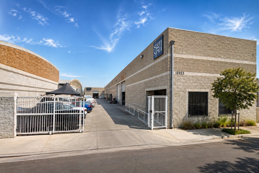 More Photos Of 10923 Randall St, Sun Valley Warehouse For Lease