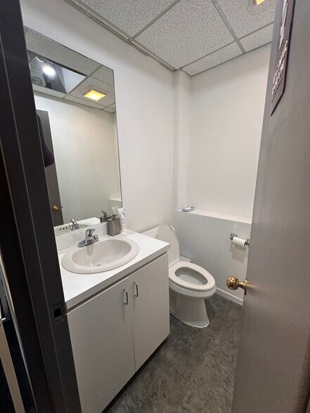 More Photos Of 1143-1147 47th Ave, Long Island City Showroom For Lease