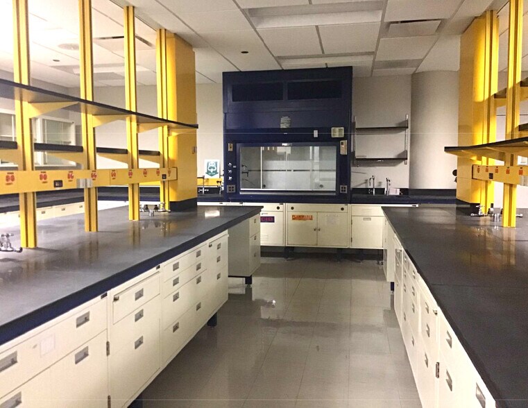 More Photos Of 32650 N Wilson Rd, Round Lake Flex For Lease