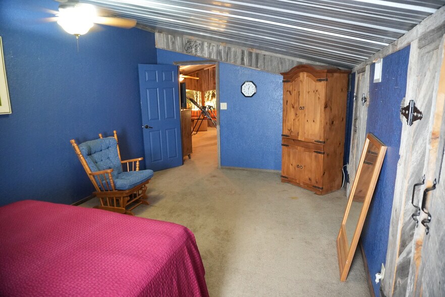 More Photos Of 1122 Douglas Ave, Beaver Hotel For Sale