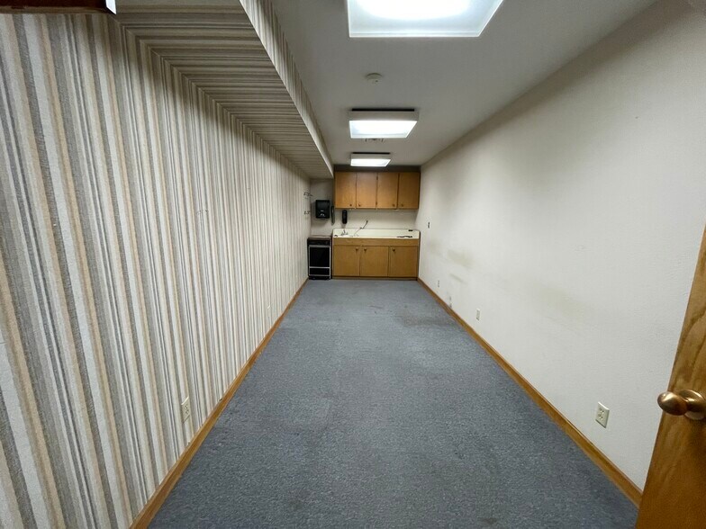 More Photos Of 300 E Main St, Pullman Bank For Sale