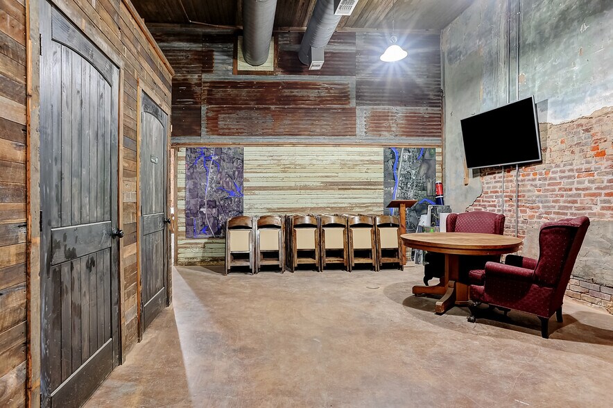 More Photos Of 101 Haning, Howe Storefront For Sale