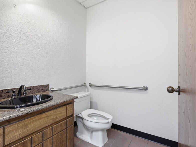 More Photos Of 1006 N Bowen Rd, Arlington Office For Lease