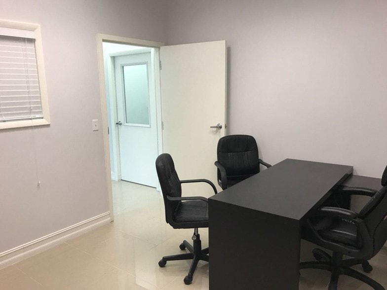 More Photos Of 7901 Kingspointe Pky, Orlando Showroom For Sale