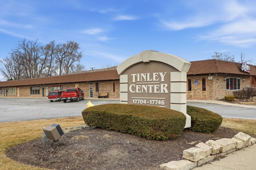 More Photos Of 17704-17718 Oak Park Ave, Tinley Park Office For Sale