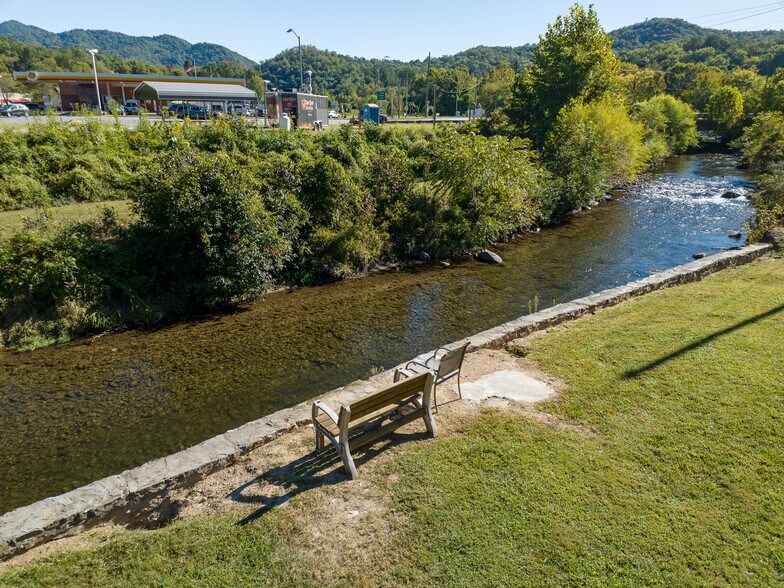 More Photos Of 125 Tee Pee Dr, Whittier Hotel For Sale