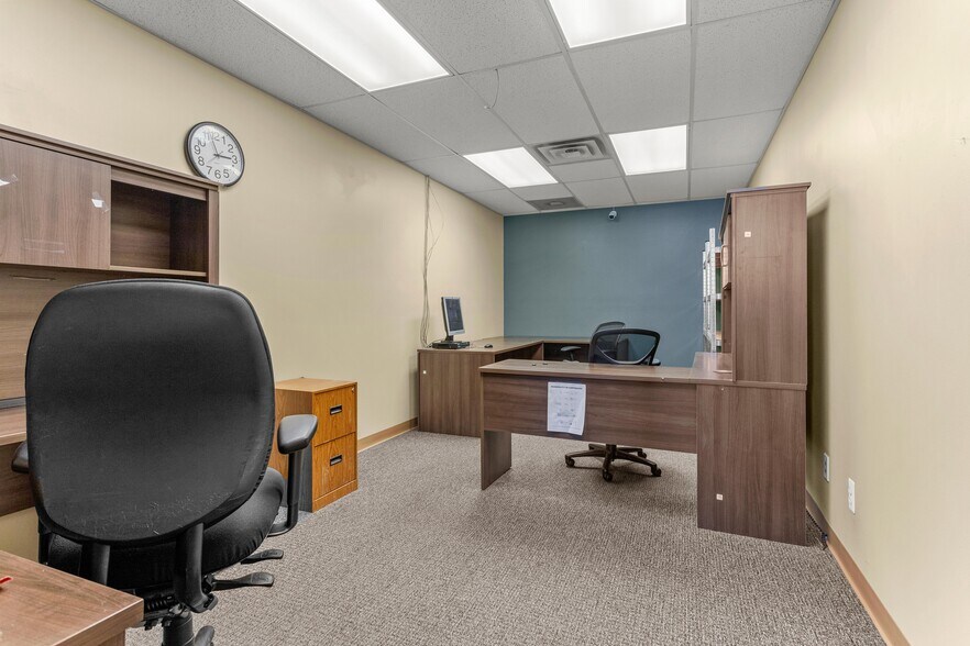 More Photos Of 35640 W Michigan Ave, Wayne Medical For Lease