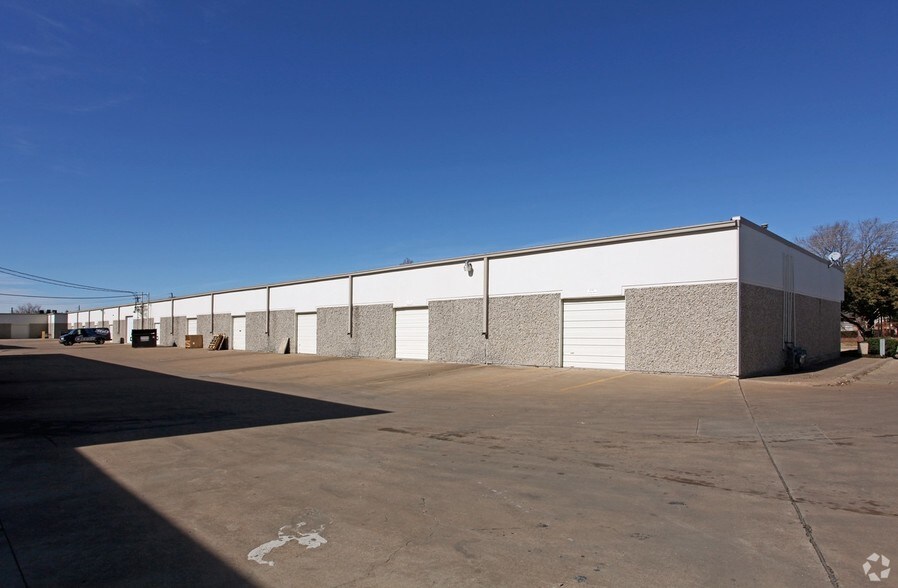 More Photos Of 11150 Morrison, Dallas Showroom For Sale