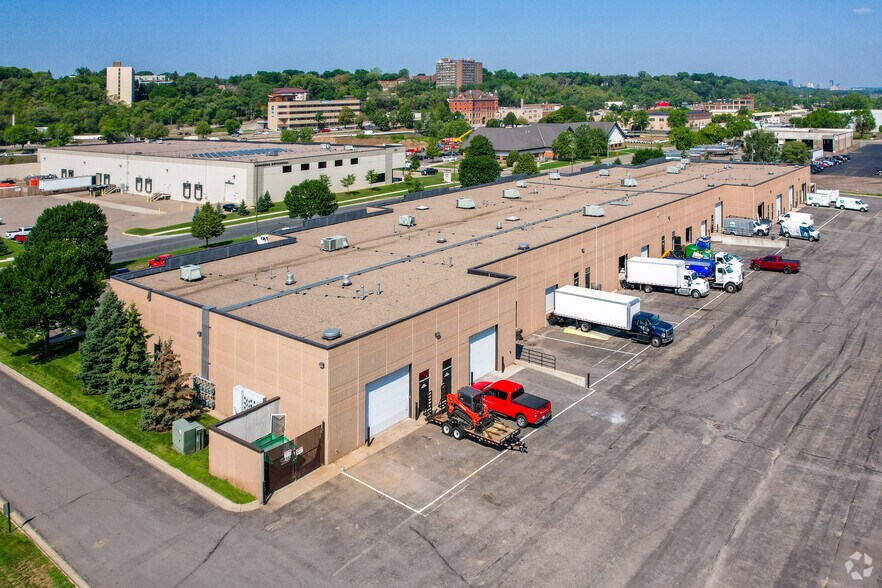 More Photos Of 151-187 Bridgepoint Dr, South Saint Paul Light Manufacturing For Lease