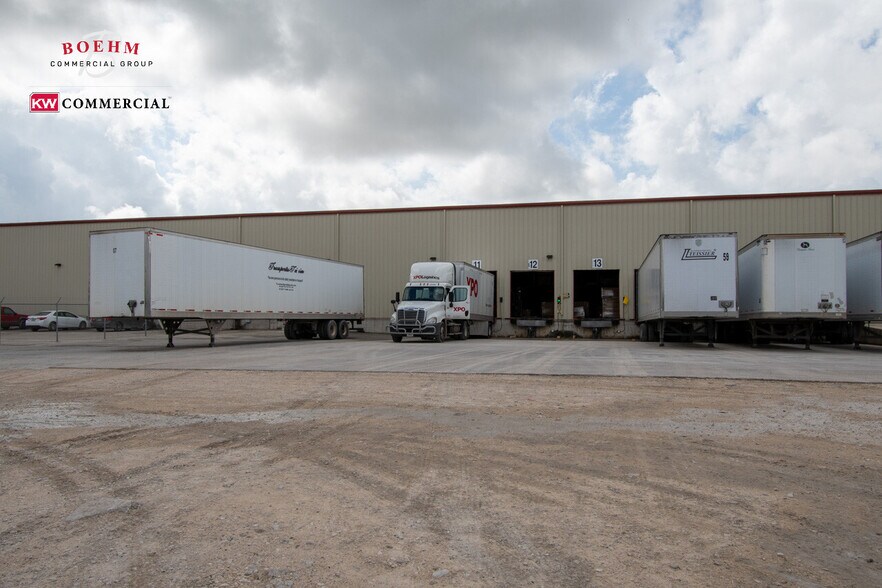 More Photos Of 109 Lupita Circle, Del Rio Distribution For Lease