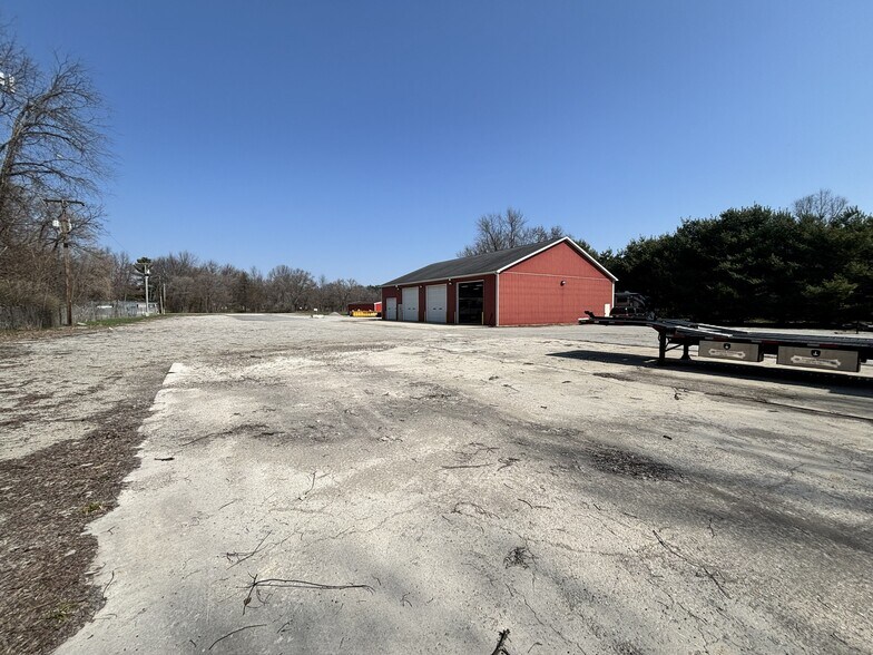 More Photos Of 217 Parkview Ave E, Elkhart Manufacturing For Lease