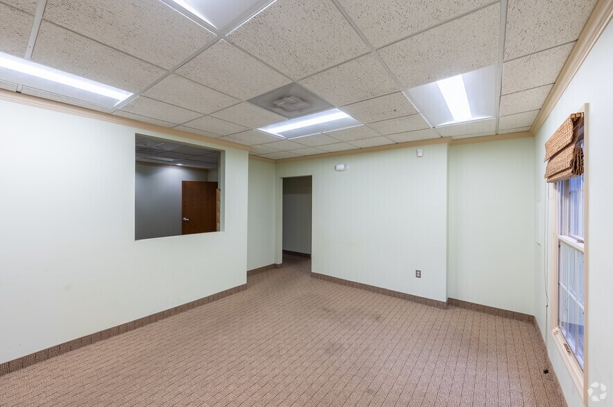 More Photos Of 5602-5654 Shields Dr, Bethesda Medical For Lease