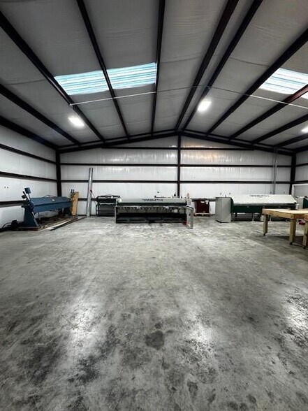More Photos Of 2554 Highway 290 Hwy, Dripping Springs Warehouse For Lease